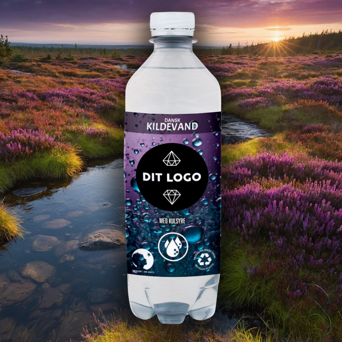 Kildevand med logo og med brus. Unikt design af label. Logovand er en smart måde at promovere sig på.